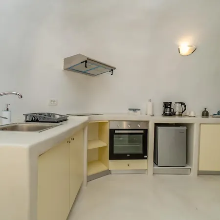 Fira-cave-sleeps 10-parking-pool-breakfast Semesterbostad *