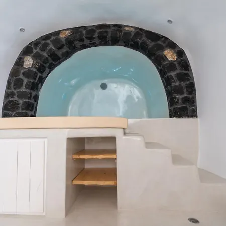 Fira-cave-sleeps 10-parking-pool-breakfast Semesterbostad *