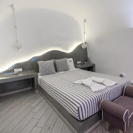 Fira-cave-sleeps 10-parking-pool-breakfast Fira (Santorini)