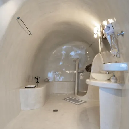 Semesterbostad Fira-cave-sleeps 10-parking-pool-breakfast