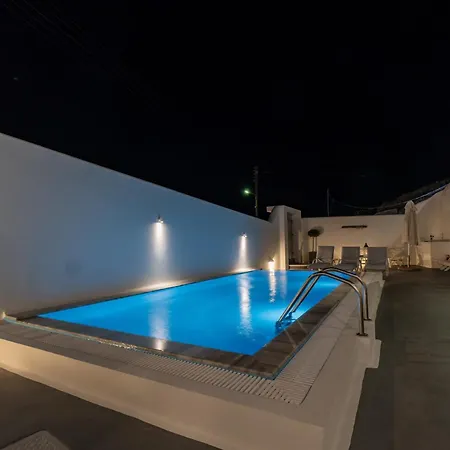 Holiday home Fira-cave-sleeps 10-parking-pool-breakfast *