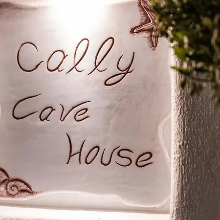 Fira-cave-sleeps 10-parking-pool-breakfast Holiday home