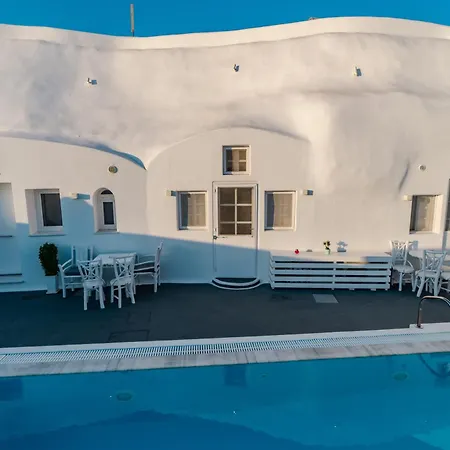 Holiday home Fira-cave-sleeps 10-parking-pool-breakfast *