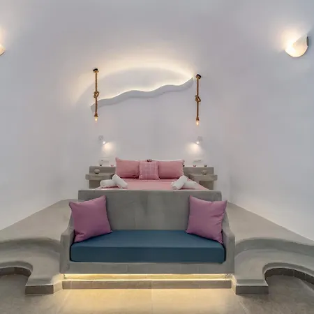 Holiday home Fira-cave-sleeps 10-parking-pool-breakfast *