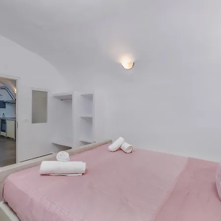 Fira-cave-sleeps 10-parking-pool-breakfast * Fira (Santorini)