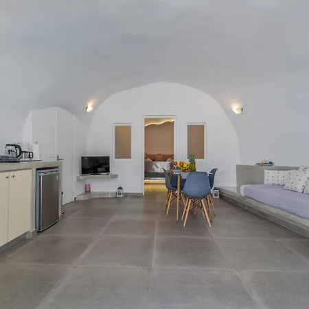 Semesterbostad Fira-cave-sleeps 10-parking-pool-breakfast Fira (Santorini)