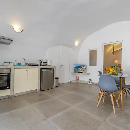 Fira-cave-sleeps 10-parking-pool-breakfast Semesterbostad *