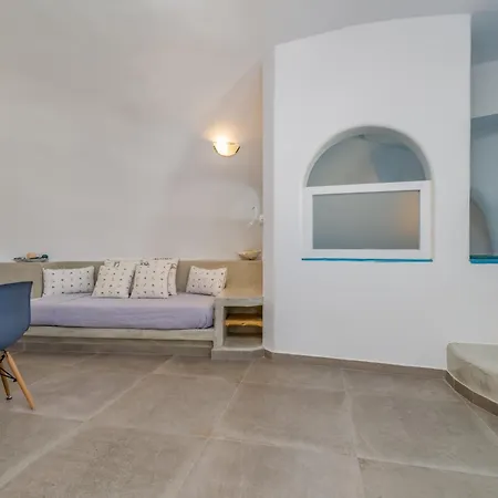 Fira-cave-sleeps 10-parking-pool-breakfast Holiday home *