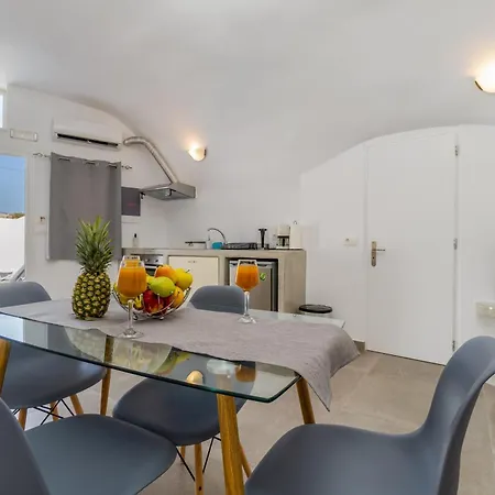 Fira-cave-sleeps 10-parking-pool-breakfast Holiday home