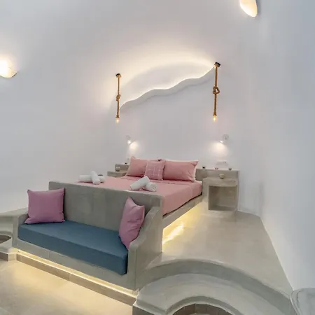 Holiday home Fira-cave-sleeps 10-parking-pool-breakfast
