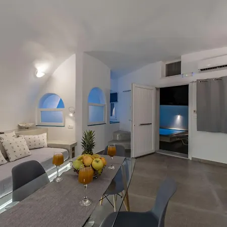 Holiday home Fira-cave-sleeps 10-parking-pool-breakfast